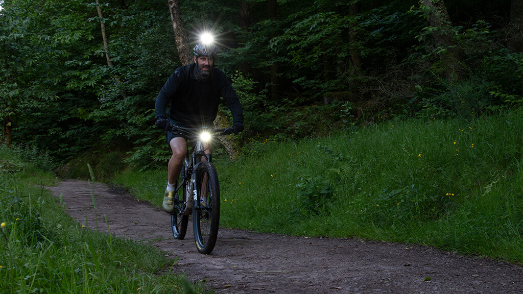 Mit der richtigen Helmbeleuchtung, habt ihr Licht in Blickrichtung und nicht nur statisches Lenker-Licht.