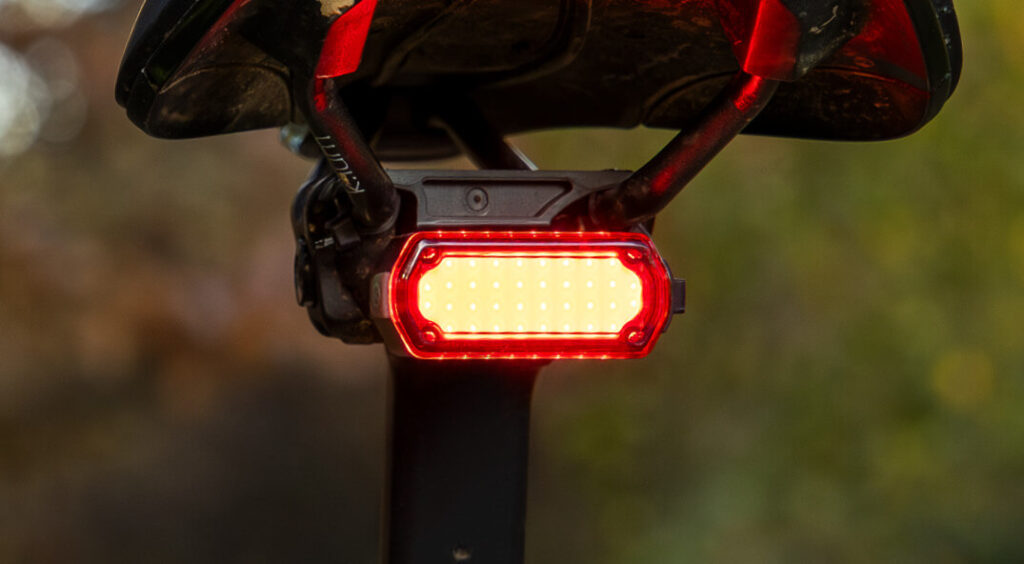 NYTE CLIP - SIGMA - COB-Technologie mit 36 LEDs. Rücklicht unter Fahrradsattel bei Dunkelheit