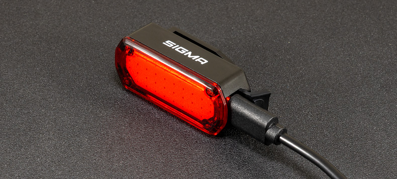 NYTE CLIP - SIGMA - Fahrrad-Rücklicht wird per USB-Kabel geladen