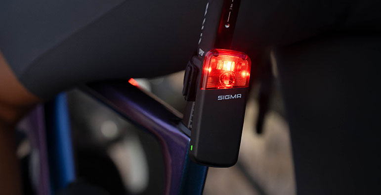 SIGMA RECO 81 LINK rear light illuminates on road bikes while riding.