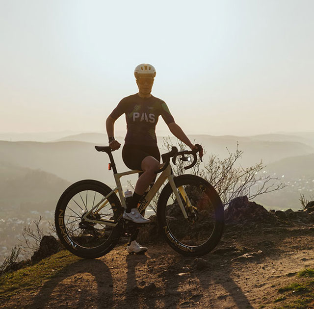 AURA 100 / HIRO 50 montiert an Gravelbike vor Horizont