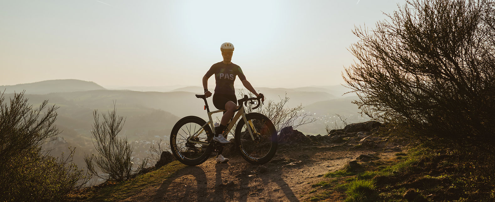 AURA 100 / HIRO 50 montiert an Gravelbike auf Berg vor Horizont